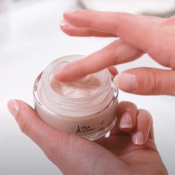 Creme Bio, hidratante e cremoso. Luminosidade e preenchimento com ácido hialurónico, vitamina C e rosa. Peles normais a secas, mesmo sensíveis.